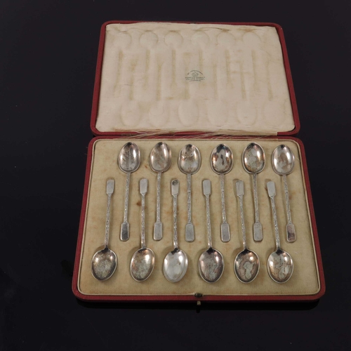 78 - A set of twelve Edwardian silver Mappin & Webb teaspoons, Sheffield 1918, 3.41 ozt total, cased