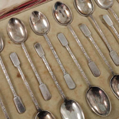 78 - A set of twelve Edwardian silver Mappin & Webb teaspoons, Sheffield 1918, 3.41 ozt total, cased