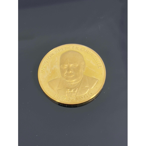 350 - A 22ct gold medal of Sir Winston Churchill, Gregory & Co 1965, obv. bust full-face, rev. V' for Vict... 