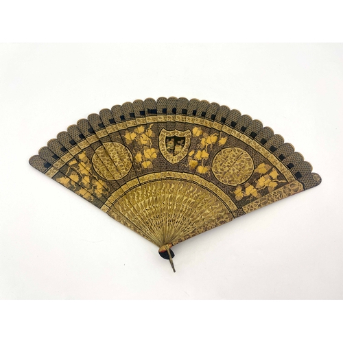 431 - A Chinese Qing Dynasty export lacquer grand brise fan, late 18th / early 19th century, ?????, the st... 