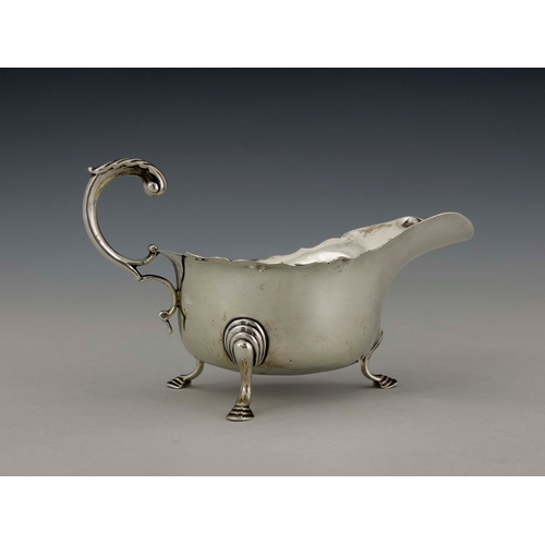 71 - An Edwardian silver jug and bowl, Williams Ltd., Birmingham 1901, half reeded boat form, with angled... 