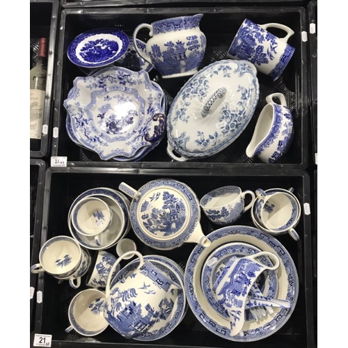 21 - A collection of blue and white ceramics, to include Wedgwood Willow pattern tea service comprising t... 