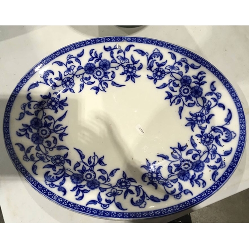 90 - A quantity of ceramics, to include a large Wedgwood oval blue and white platter, Continental dinner ... 