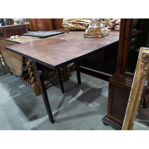 814 - A George III mahogany Pembroke table, fitted single drawer with cast circular brass handle, on brack... 