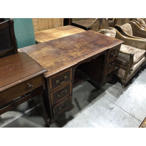 818 - An Edwardian crossbanded kneehole dressing table, 122 cm wide, together with mahogany side table, fi... 