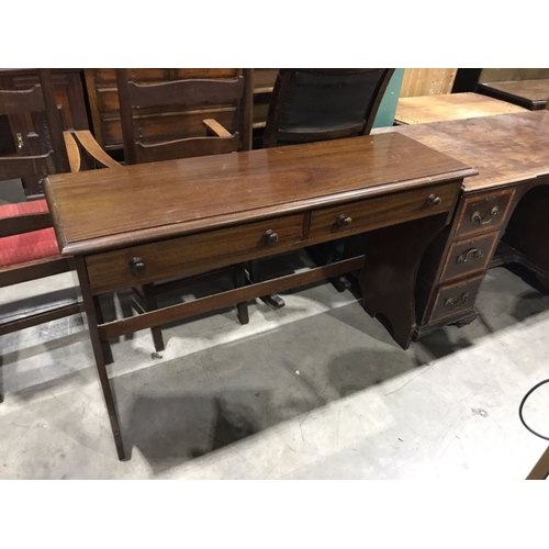 818 - An Edwardian crossbanded kneehole dressing table, 122 cm wide, together with mahogany side table, fi... 