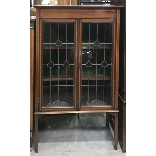 864 - An Edwardian mahogany and boxwood crossbanded display cabinet, with leaded glazed doors on square ta... 