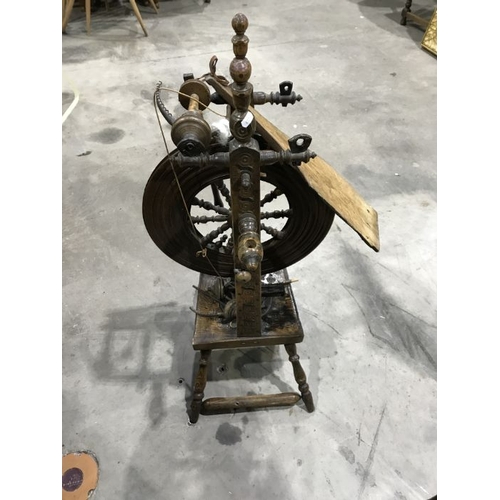 921 - A traditional wooden spinning wheel, 94cm high