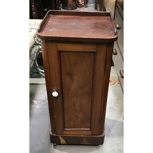 923 - Victorian mahogany pot cupboard, 46cm wide