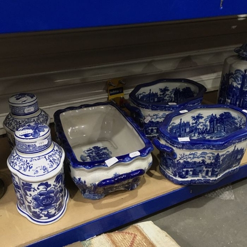 189 - A collection of blue and white transfer printed vessels in the Staffordshire style including tea can... 