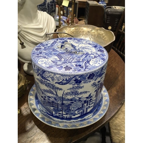 551 - A 19th century pearl ware Stilton keep and associated stand, blue and white fence pattern decoration... 