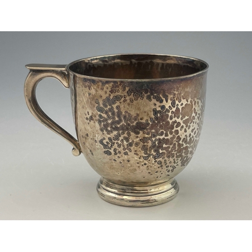 123 - An Arts and Crafts silver mug, Collingwood and Co., Birmingham 1931, heavy gauge planished beaker fo... 