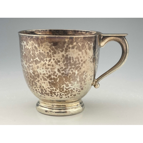 123 - An Arts and Crafts silver mug, Collingwood and Co., Birmingham 1931, heavy gauge planished beaker fo... 