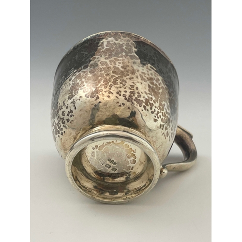 123 - An Arts and Crafts silver mug, Collingwood and Co., Birmingham 1931, heavy gauge planished beaker fo... 