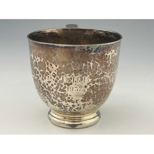 123 - An Arts and Crafts silver mug, Collingwood and Co., Birmingham 1931, heavy gauge planished beaker fo... 