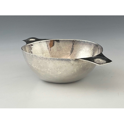 125 - An Arts and Crafts silver twin handled porringer or quaich, Constance Sidney Mathews, London 1915, p... 