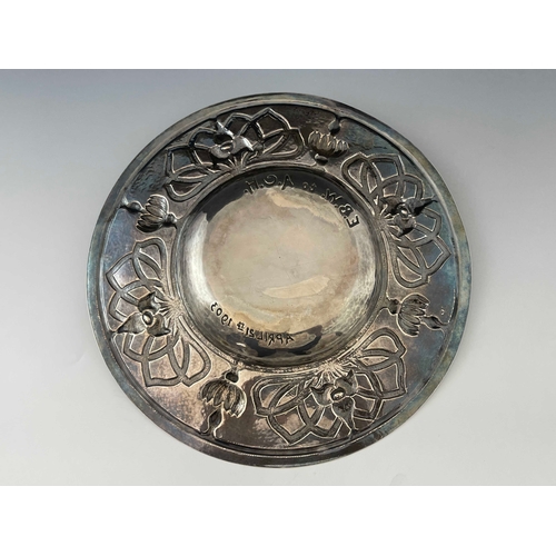 134 - An Arts and Crafts silver broad rimmed dish, William Joseph Byrne, London 1903, planished and repous... 