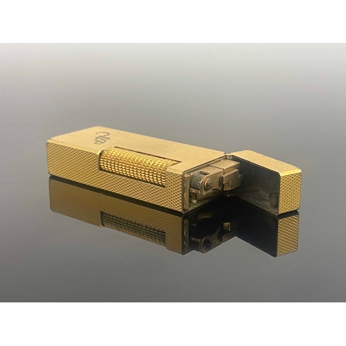 190 - Alfred Dunhill, gold plated Rollagas lighter, engine turned, 6.5cm long