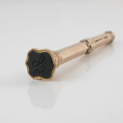 192 - A 9 carat gold seal topped retractable propelling pencil, hexagonal section barrel, the foliate capi... 