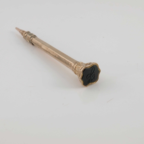 192 - A 9 carat gold seal topped retractable propelling pencil, hexagonal section barrel, the foliate capi... 