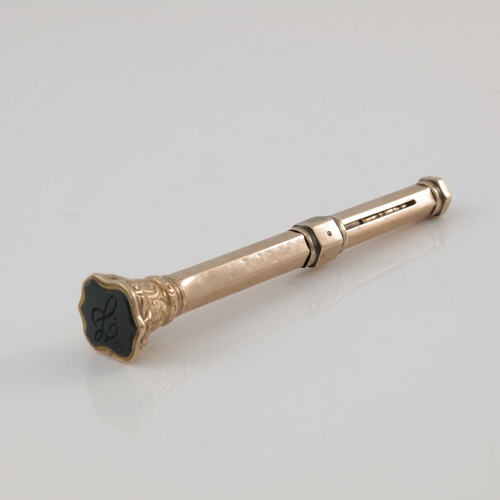 192 - A 9 carat gold seal topped retractable propelling pencil, hexagonal section barrel, the foliate capi... 