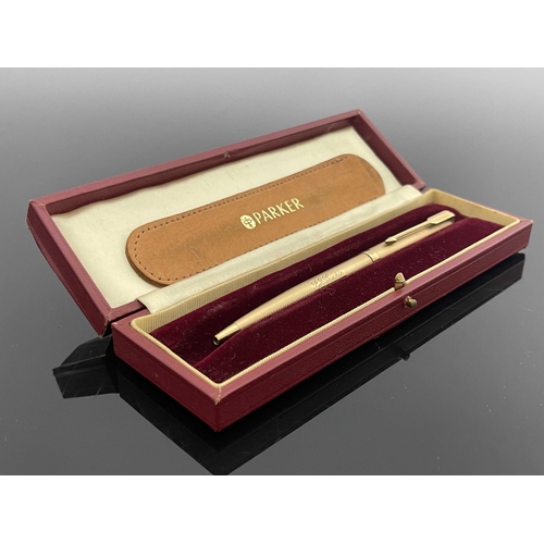 197 - Parker, a 9 carat gold 61 ballpoint pen, engine turned barleycorn pattern, in original box, 13cm lon... 