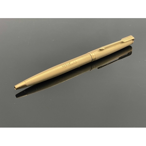 197 - Parker, a 9 carat gold 61 ballpoint pen, engine turned barleycorn pattern, in original box, 13cm lon... 