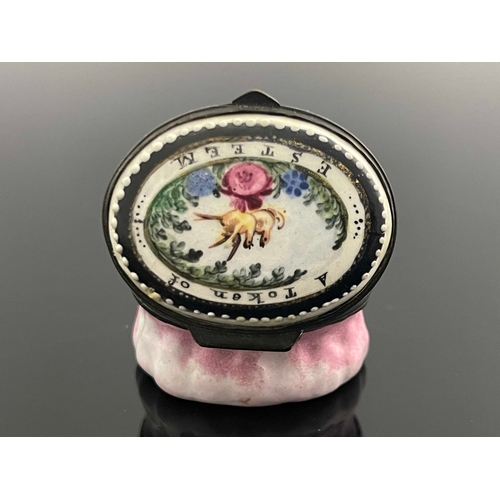 464 - A Bilston enamelled patch box, circa 1780, oval, painted with two courting doves in foliate cartouch... 