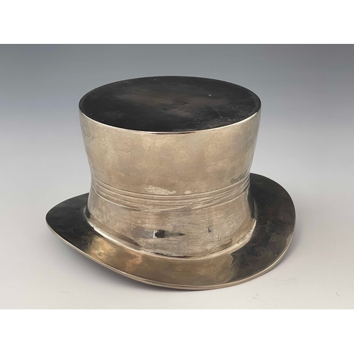 509 - A novelty Art Deco style wine bottle coaster, in the form of a top hat, 9cm high