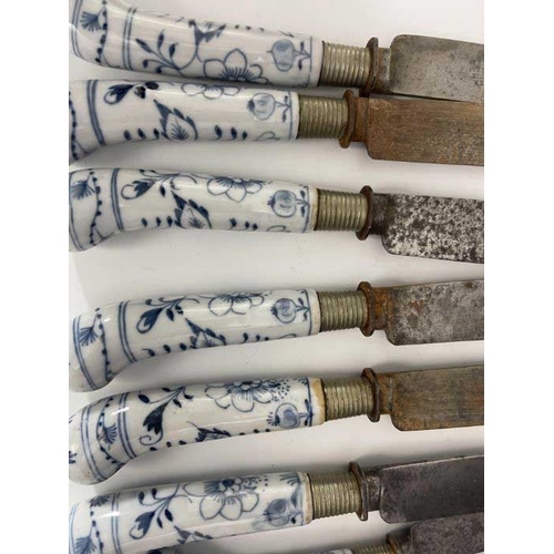 642 - A collection of 18th century porcelain handled pistol grip knives and forks, blue and white onion pa... 