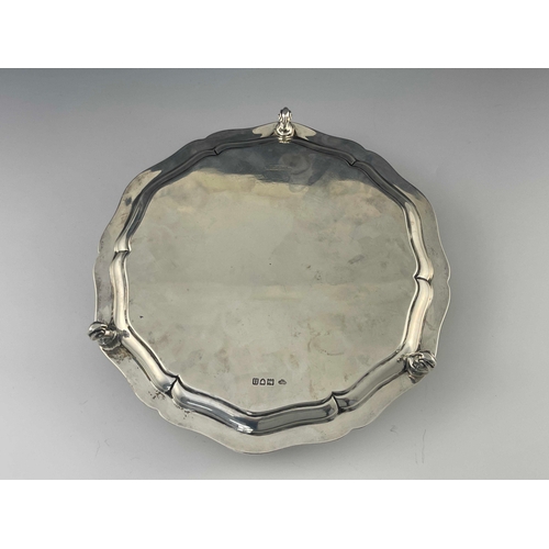 25 - An Edwardian silver salver, Goldsmiths and Silversmiths Company, London 1908, ogee ribbon and reed b... 