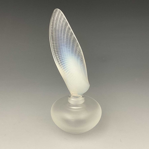 144C - Rene Lalique, Flacon Coquillage, ovoid glass scent bottle with opalescent glass stopper modelled as ... 