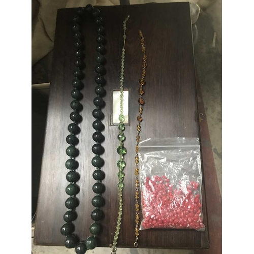 154B - A polished green stone bead necklace, and a quantity of loose beads