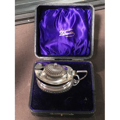 207 - An Edwardian silver mustard pot, reeded form, with blue liner, cased, 1.53ozt