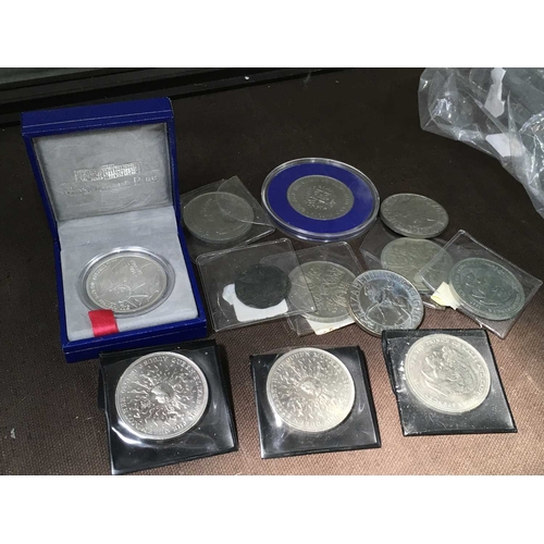 213 - Coins including a 1993 Monnais de Paris silver proof, une franc