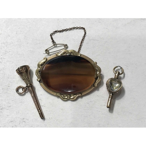 222 - Assorted jewellery, including a yellow metal banded agate brooch, a pocket watch key and a fob penci... 