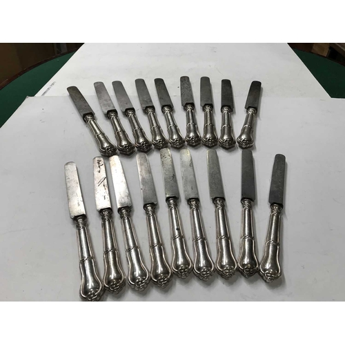 240 - A set of French silver handled dinner and dessert knives, knotted Kings shape (18)