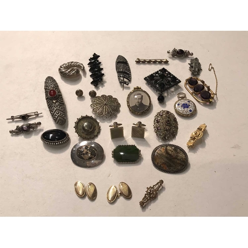 255 - Assorted jewellery, including two pairs of 9ct gold cufflinks by Henry Griffith & Sons, 2.89g, toget... 