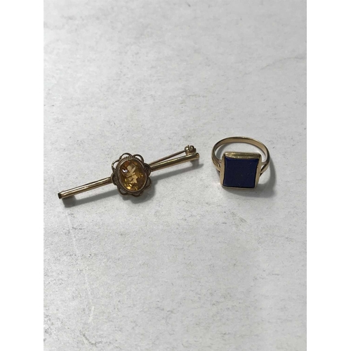 257 - A yellow metal and lapis single-stone ring, together with a 9ct gold and citrine bar brooch, 7.12g (... 