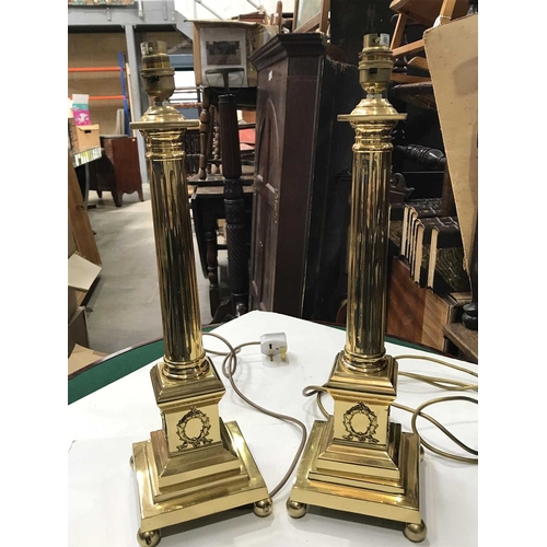 389 - A pair of cast brass Corinthian column table lamps, with cast laurel leaf applied decoration on step... 