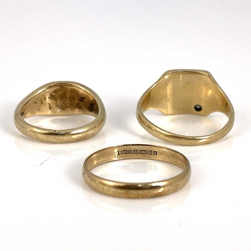 18 - Three 9 carat gold rings, including wedding band and diamond set signet ring, sizes M, R and S, 11.1... 