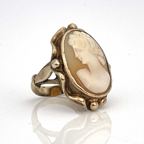 23 - A gold cameo ring, depicting a bust portrait of a lady, gold subject to testing, O/O 1/2, 11g