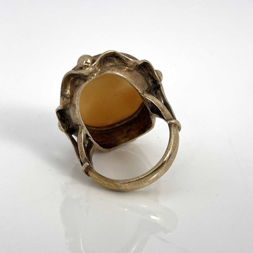 23 - A gold cameo ring, depicting a bust portrait of a lady, gold subject to testing, O/O 1/2, 11g