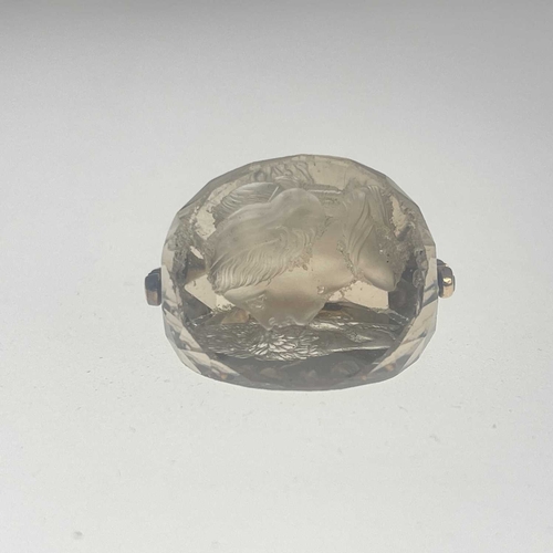 34 - A mid-19th Century gold mounted triple facet cut quartz intaglio swivel fob seal, 4cm high