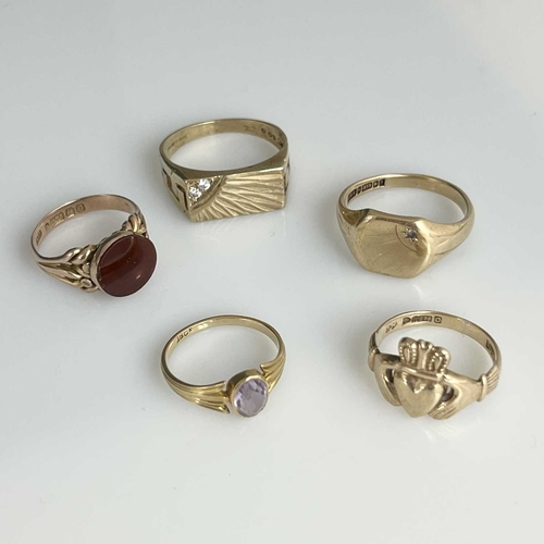 41 - A selection of five gold gem set rings, including an 18ct gold amethyst single stone ring, ring size... 