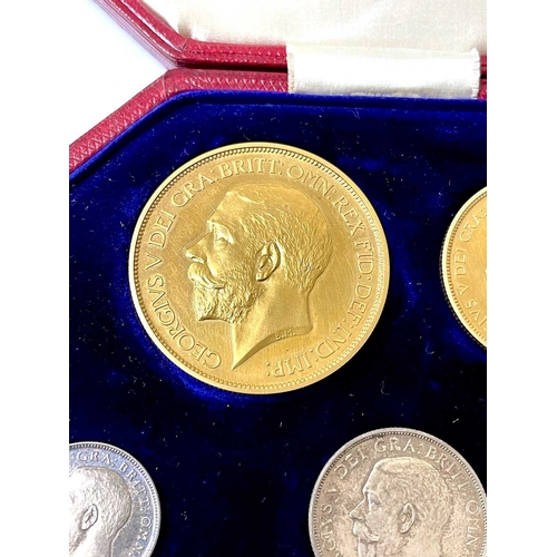 75 - George V, a fine and rare 1911 gold proof long set, to include gold five pounds, two pounds, full so... 