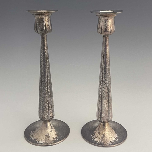 112 - A pair of American Arts and Crafts silver plated candlesticks, Meriden Silver Plate Company, Interna... 