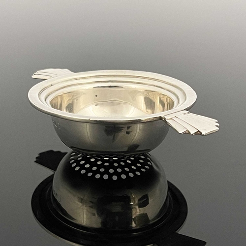 123 - An Art Deco silver tea strainer, Barker Brothers Silver, Birmingham 1935, stepped rim hemispherical ... 