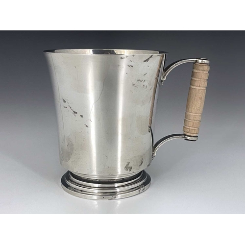 129 - Keith Murray for Mappin and Webb, an Art Deco silver tankard, Birmingham 1938, tapered cylindrical f... 