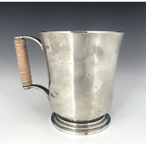 129 - Keith Murray for Mappin and Webb, an Art Deco silver tankard, Birmingham 1938, tapered cylindrical f... 